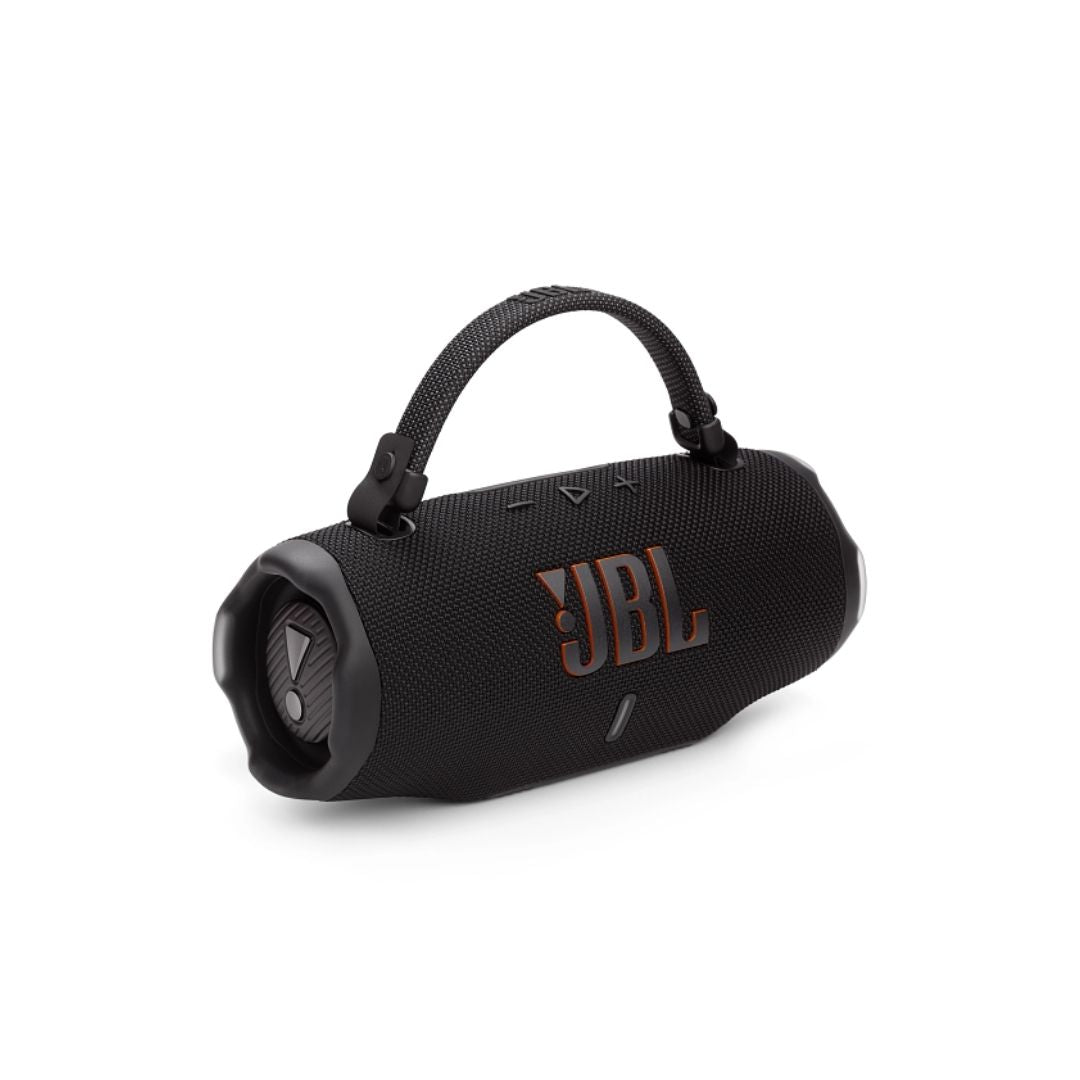 JBL Charge 6 negra vista tres cuartos con correa de transporte